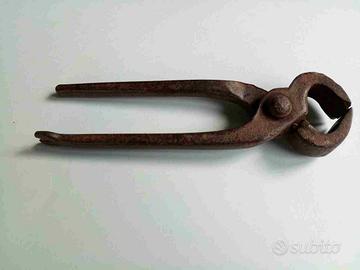 Tenaglia antica, un pezzo unico forgiato a mano.