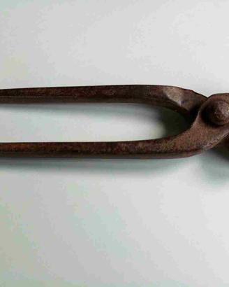 Tenaglia antica, un pezzo unico forgiato a mano.