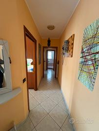 Appartamento al primo piano fronte strada