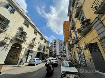 NEGOZIO A NAPOLI