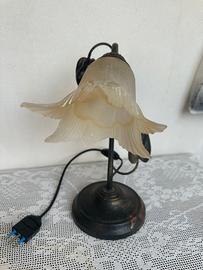 Lampada in vetro e ferro battuto.