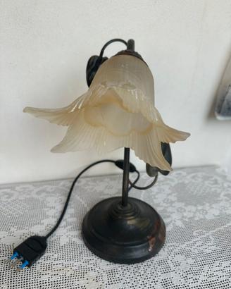 Lampada in vetro e ferro battuto.