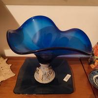 Centrotavola in vetro blu con base decorata 💙
