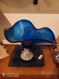 Centrotavola in vetro blu con base decorata 💙
