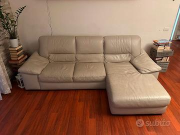 Divano in pelle con chaise longue