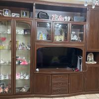 👉 Elegante parete attrezzata in legno con vetrine