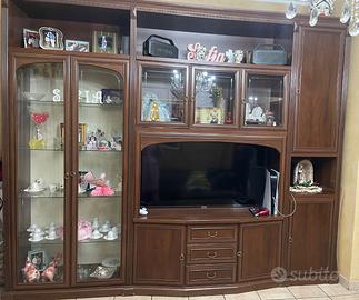 👉 Elegante parete attrezzata in legno con vetrine