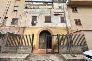 Locale commerciale a Partinico, Via Leoncavallo