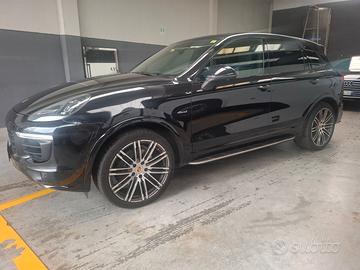 Porsche Cayenne modello Platinum