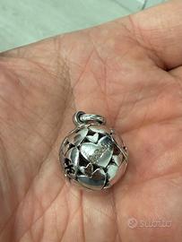 Ciondolo chiama angeli le bebé