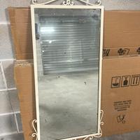 Specchio vintage con cornice in ferro battuto