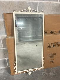 Specchio vintage con cornice in ferro battuto