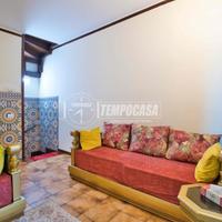 CASA INDIPENDENTE IN CORTE SENZA SPESE CON BOX!!!