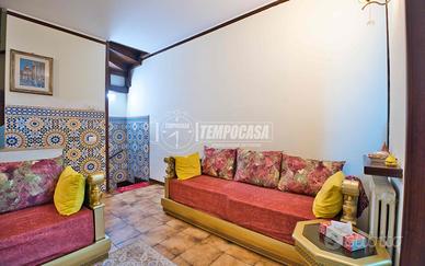 CASA INDIPENDENTE IN CORTE SENZA SPESE CON BOX!!!