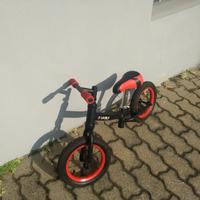 Bici nera/rossa bimbi senza ruote