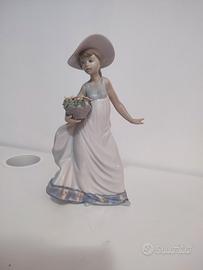 Figurina lladró  ragazza con cestino di fiori