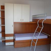 Letto a castello 3 posti con armadio e cassettiera