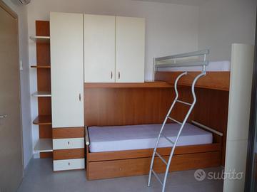 Letto a castello 3 posti con armadio e cassettiera