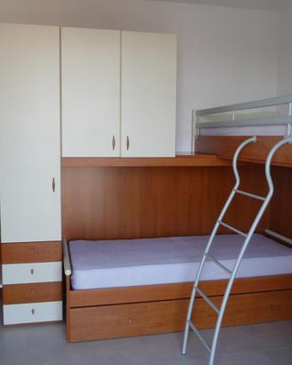 Letto a castello 3 posti con armadio e cassettiera
