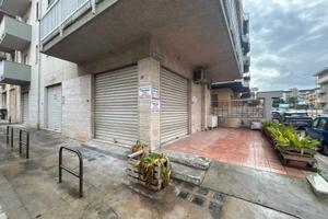 Ampio locale commerciale angolare Loc/143