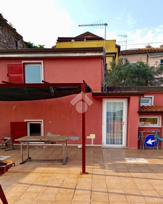 CASA DI CORTE A CARRARA