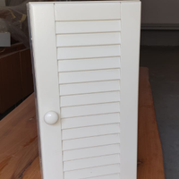Mobiletto bianco con un'anta