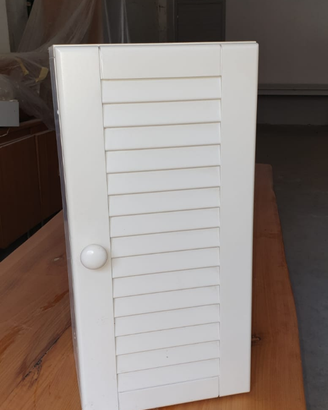 Mobiletto bianco con un'anta