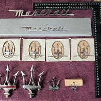 Stemma Maserati e depliant 