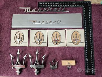 Stemma Maserati e depliant 