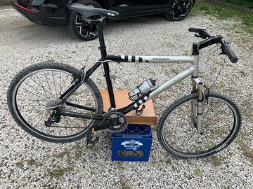 Bicicletta moutain bike