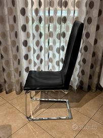 6 sedie. 4 nere- 2 bianche