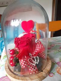 Composizione con rosa stabilizzata e strass
