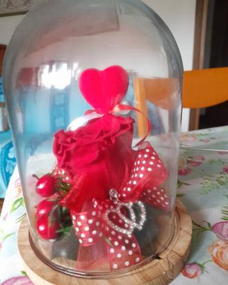 Composizione con rosa stabilizzata e strass