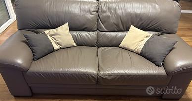 DIVANO PELLE SPESSORATA E CUSCINI