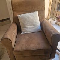 Poltrona con poggia gambe apribile 