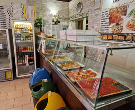 Pizzeria da asporto con Gazebo e tavoli a sedere