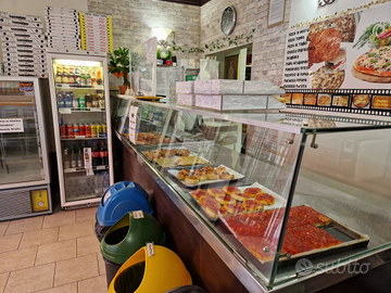 Pizzeria da asporto con Gazebo e tavoli a sedere