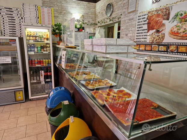 Pizzeria da asporto con Gazebo e tavoli a sedere