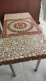 Tavolo rivestito in pietra