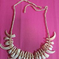 Collana etnica africana con denti di facocero