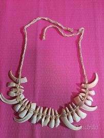 Collana etnica africana con denti di facocero