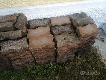 Mattonelle da giardino in buone condizioni