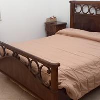 Letto con comodini in arte povera