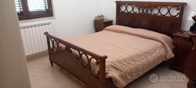 Letto con comodini in arte povera