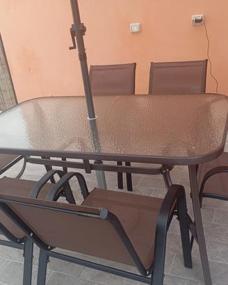 tavolo con sedie e ombrellone 