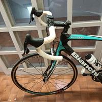 bicicletta bianchi interamente in carbonio