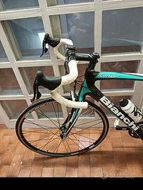 bicicletta bianchi interamente in carbonio