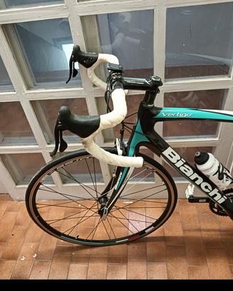 bicicletta bianchi interamente in carbonio