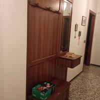 Ingresso con specchio e cassapanca