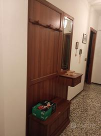 Ingresso con specchio e cassapanca